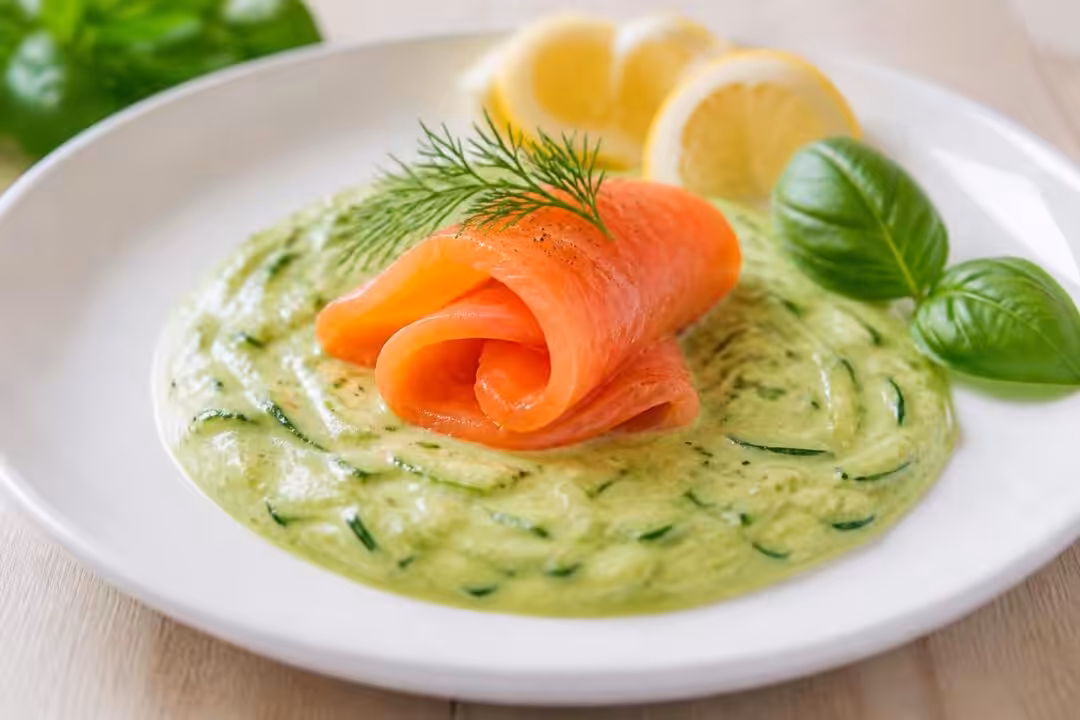 découvrez notre recette délicate de saumon fumé accompagné d'une sauce légère aux courgettes, pour un plat savoureux et équilibré.
