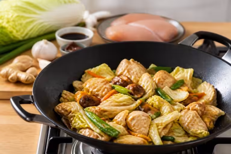 Chou chinois : la recette du wok au poulet